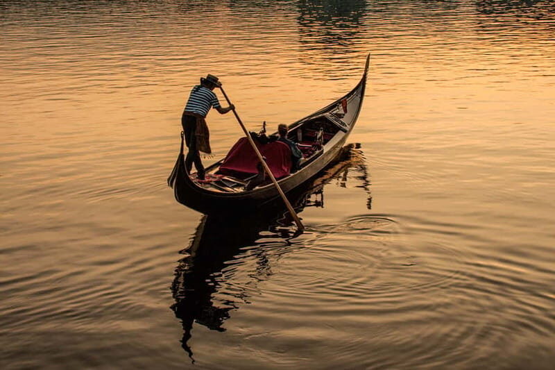 Hamburg: private Tour in the royal Venetian Alstergondel - The Itinerary Breakdown