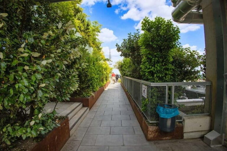 Hamburg: St. Pauli Green Bunker Tour in German - The Architecture and Eco-Design