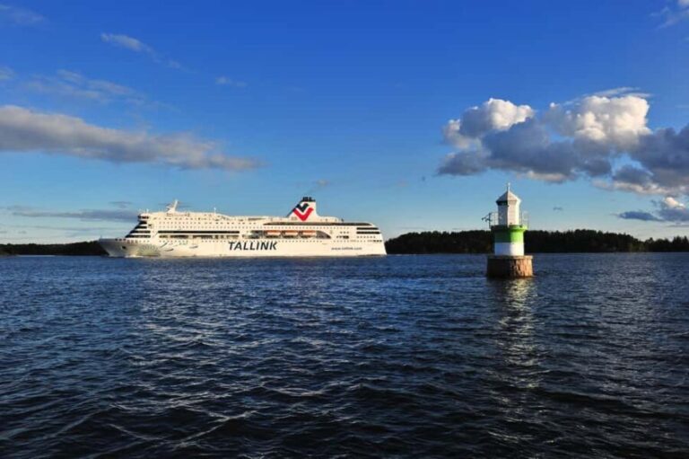 Helsinki: Roundtrip Overnight Cruise to Tallinn with Cabin - Exploring Tallinn’s Old Town