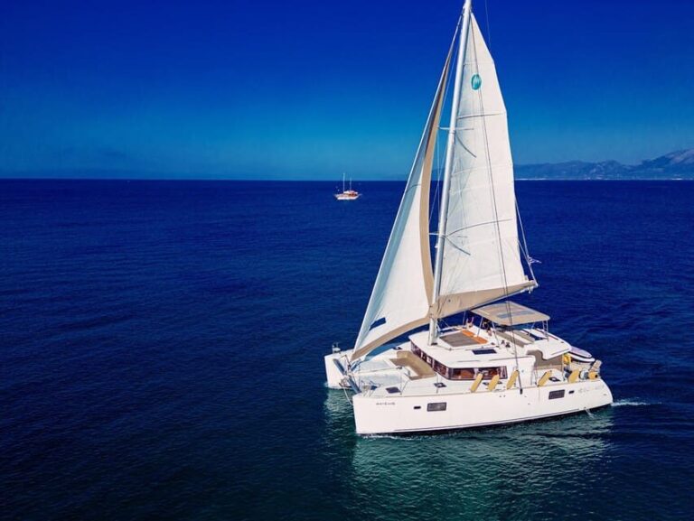 Heraklion: Private Catamaran Cruise to Dia with Meal&Drinks - Who Is This Tour Best For?