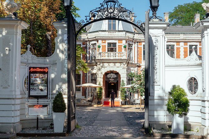 Highlights & Hidden Gems With Locals: Best of Warsaw Private Tour - Who Should Consider This Tour?