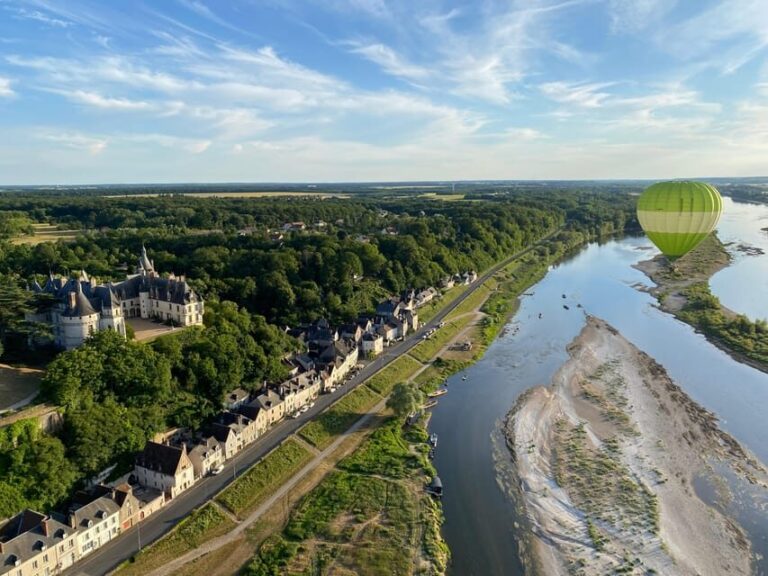 Hot air balloon flight:Chambord, Chenonceau,Cheverny,Blois - The Balloon Launch: A Spectacle of Preparation
