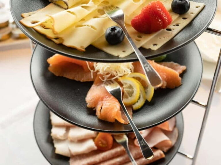 Innsbruck: Breakfast with Prosecco and Panoramic Views - The View and Setting