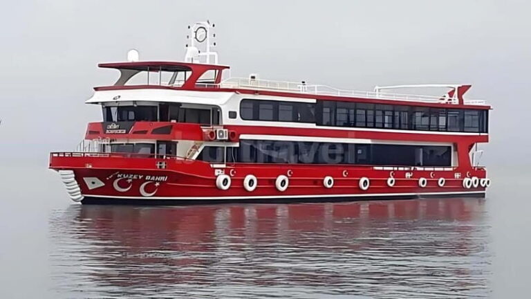 Istanbul: Bosphorus Dinner Cruise - Dining and Entertainment in Detail