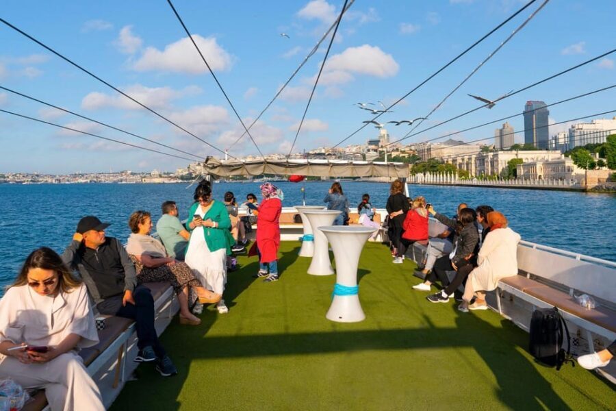 Istanbul: Bosphorus Strait Sightseeing Cruise & Audio Guide - The Experience: What the Reviews Say