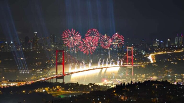 Istanbul: New Year's Eve Bosphorus Cruise with Fireworks - The Fireworks Show