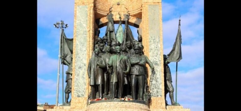 Istanbul: Taksim Square Tour with Tarot Reading - The Tarot Reading: Personal Reflection in a Busy City