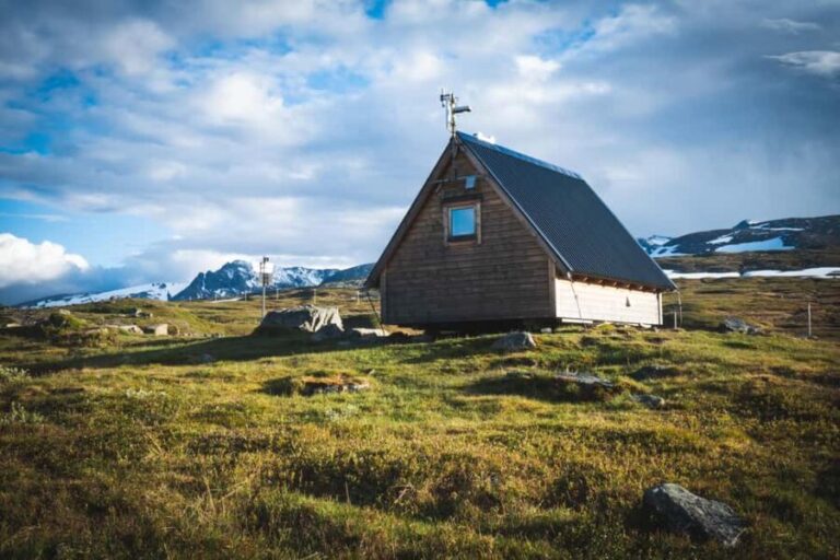 Jämtland: 4-Day Midsummer Hiking Tour with Guide - Who Should Consider This Tour?