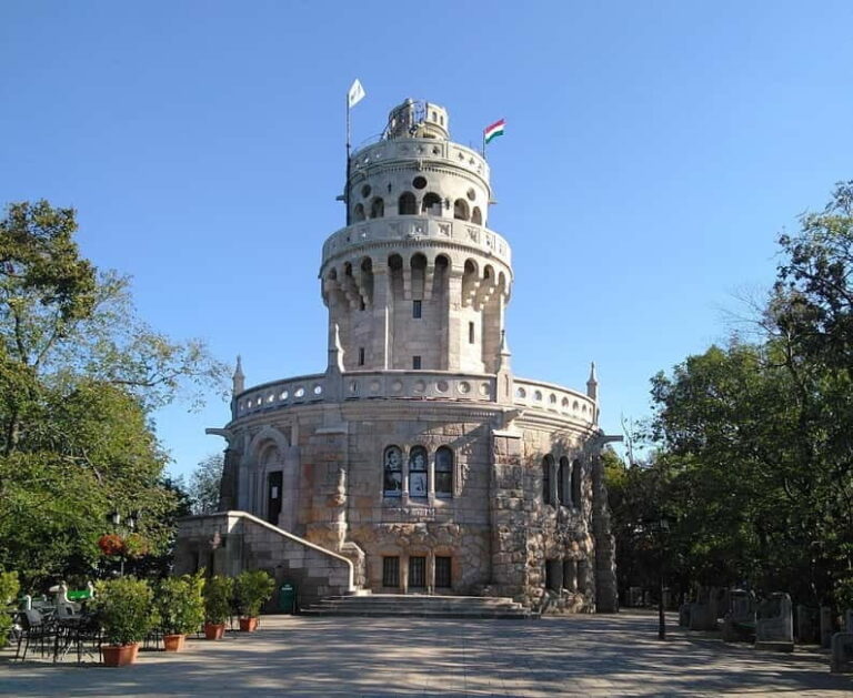 János Hill Sightseeing with Traditional Lunch: Normafa Síház - Who Will Love This Tour?
