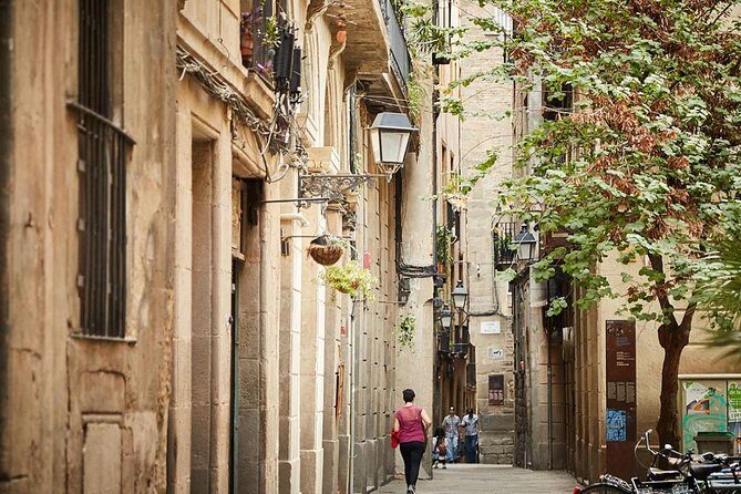 Jewish Quarter of Barcelona Private Tour with Hotel Pick-up - The Guide and the Experience