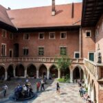 Krakow: Guided Tour of Wawel Hill and St. Mary's Basilica - What the Tour Does Well
