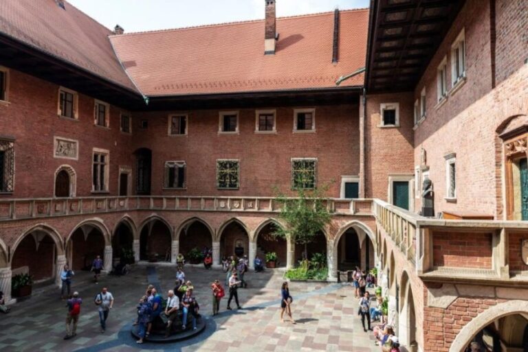 Krakow: Guided Tour of Wawel Hill and St. Mary's Basilica - What the Tour Does Well