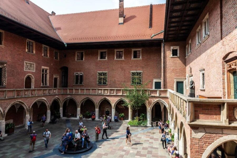 Krakow: Guided Tour of Wawel Hill and St. Mary's Basilica - What the Tour Does Well