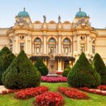 Krakow: Old Town Audioguided walking Tour - Analyzing the Value