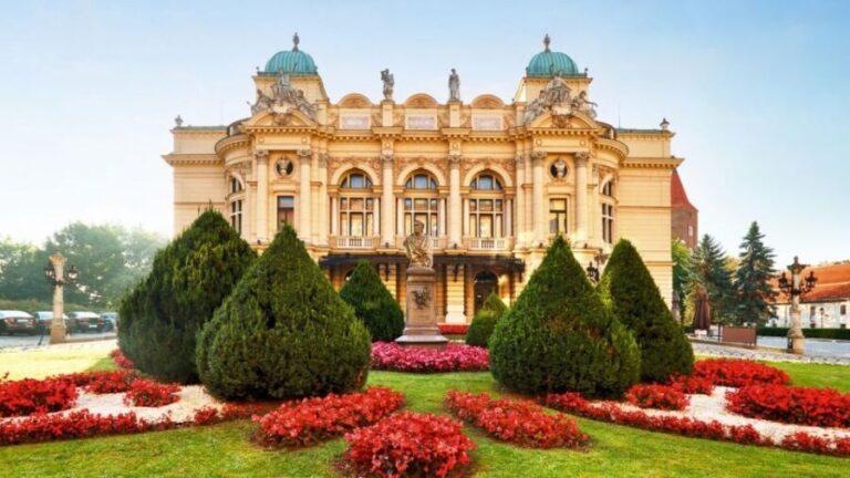 Krakow: Old Town Audioguided walking Tour - Analyzing the Value