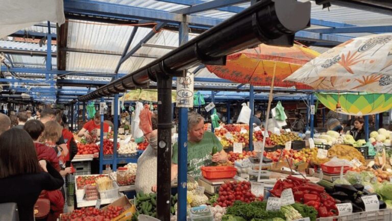 Krakow: Street Food Walking Tour - The Guides and Group Dynamics