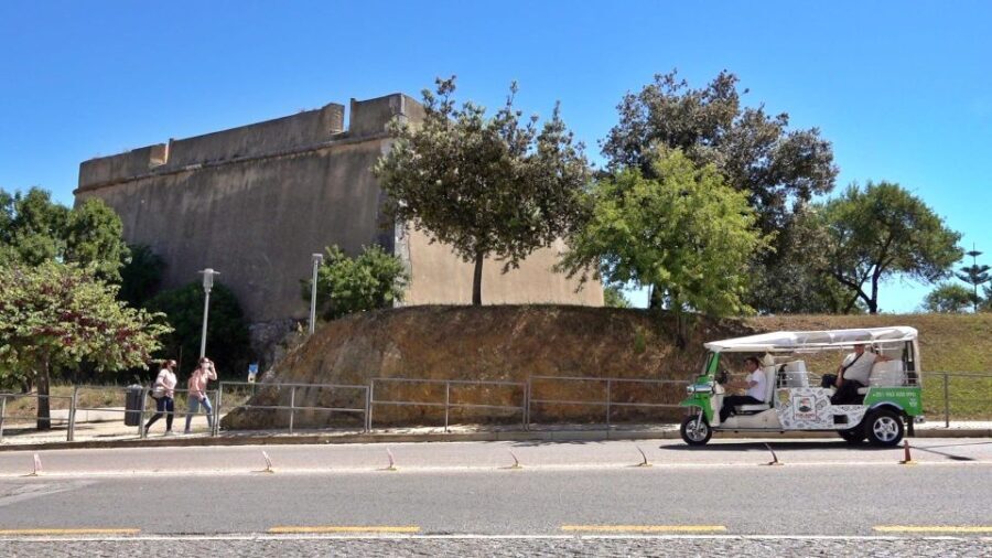 Lagos: Old Town, New Town, and Beaches Tuk Tuk Tour - The Old Town: History in a Nutshell