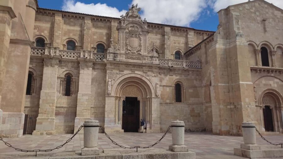León: Private tour with a local art historian - A detailed look at what to expect