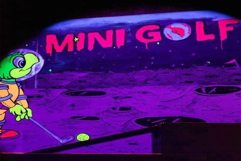 Lisbon: 18-Hole Indoor Minigolf Ticket with Bar Area - What You Can Expect During Your Visit