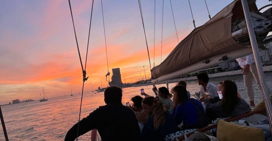Lisbon: 2H Sunset Boat Cruise Tour with Drinks - Who Would Love This Experience