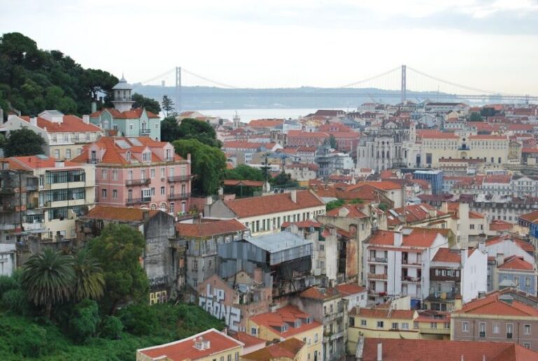 Lisbon: Alfama and São Jorge Castle Quarters Walking Tour - The Experience and Atmosphere