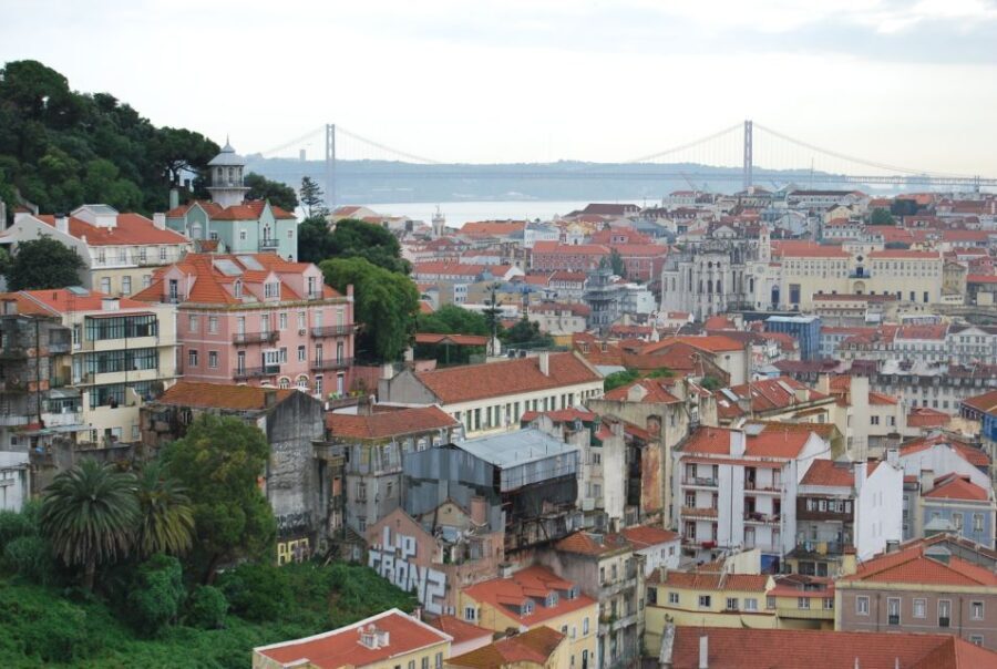 Lisbon: Alfama and São Jorge Castle Quarters Walking Tour - The Experience and Atmosphere