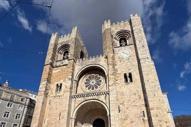 Lisbon: Live Fado Show in Historic Alfama with Port Wine - The Venue and Duration