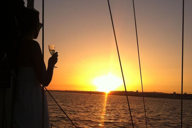 Lisbon Private Romantic 2h Cruise with sparkling wine-Day/Sunset - What’s Included and What’s Not