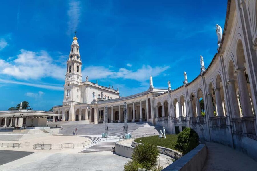 Lisbon: Private Tour to Fatima, Obidos Castle and Nazare - Visiting Fátima: A Moment of Reflection and Spirituality