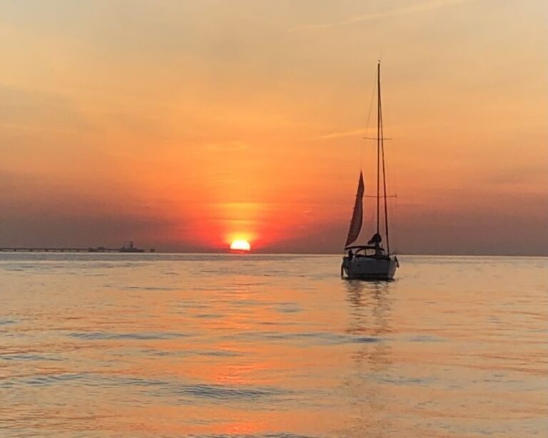 Lisbon: Sunset Cruise with Drinks - The Itinerary in Detail