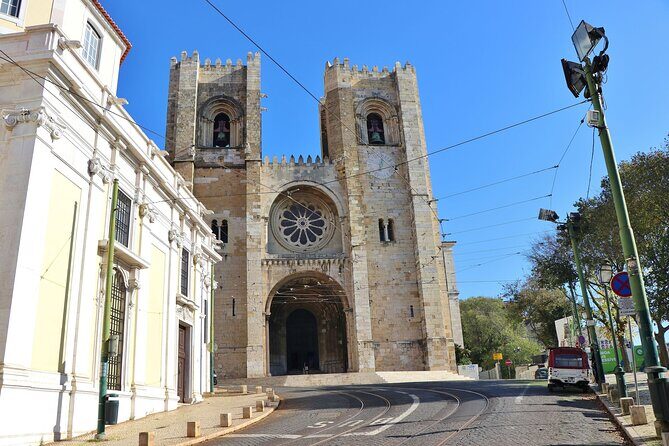 Lisbon´s Private Walking Sightseeing Tour - Hilltop Views and Medieval Fortresses
