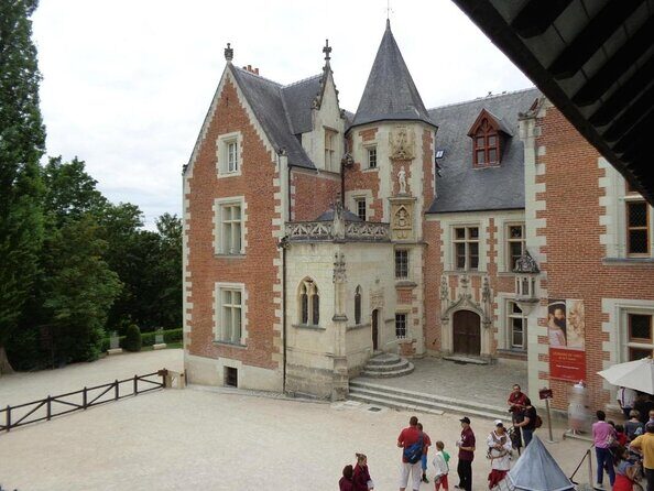 Loire Valley Trip from Paris with Private Local Guide & Private Transportation - What Makes This Tour Stand Out