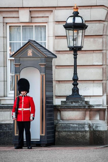 London: Changing of the Guard Self Guided Best Locations - The Itinerary in Detail