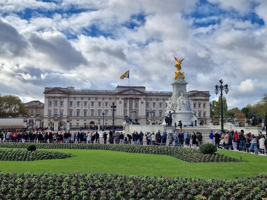 London: Changing the Guard Ceremony with a Private Guide - The Experience in Detail