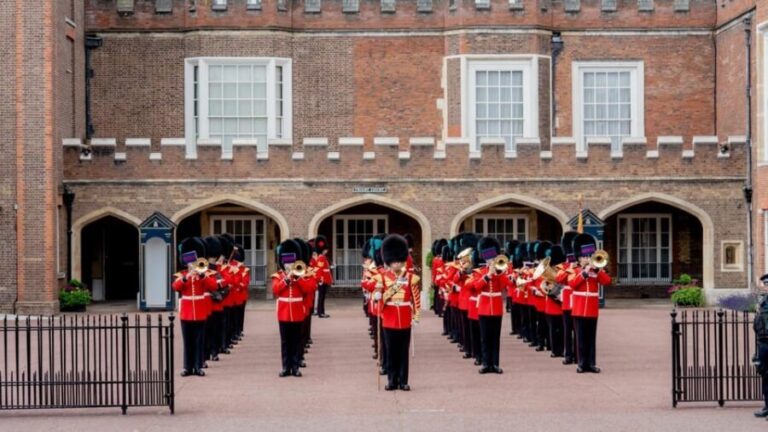 London: Hop-On Hop-Off Pass with Thames River Cruise 24 Hrs - Dive into the London Experience: What You Can Expect