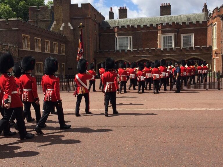 London: Royalty Walking Tour with Changing of The Guard - Watching the Changing of the Guard