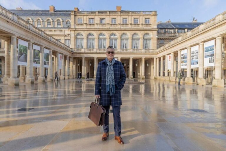 Louvre area photo shoot by Paris photographer - The Real Value of This Experience