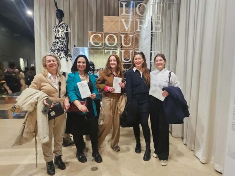 Louvre Museum (Essential)  Masterpieces in 2 hours with a photo shoot - Practical Details and Tips for the Tour