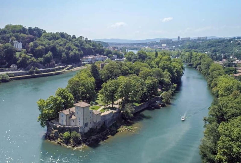 Lyon: from Confluence to Barbe Island by free license boat - Navigating Old Lyon and Ile Barbe
