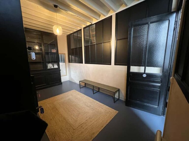 Lyon: Group Pole Dance Intro - The Location: Midnight Pole Studio