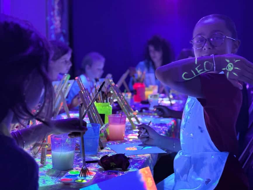 Lyon : Neon painting in an artist's studio - gallery - What You Can Expect from the Neon Painting Workshop