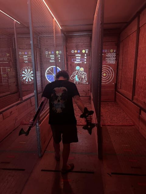 Madrid Atocha : Interactive Axe Throwing 1h - The Value of the Experience