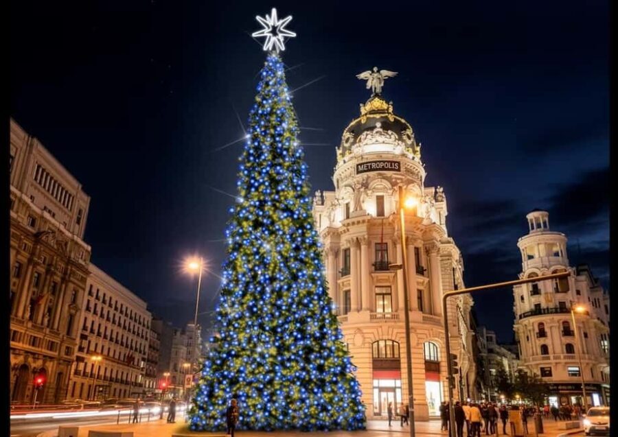 Madrid: Private Christmas Lights Tour in a Tuk Tuk to the rhythm of Christmas Carols - The Itinerary Breakdown