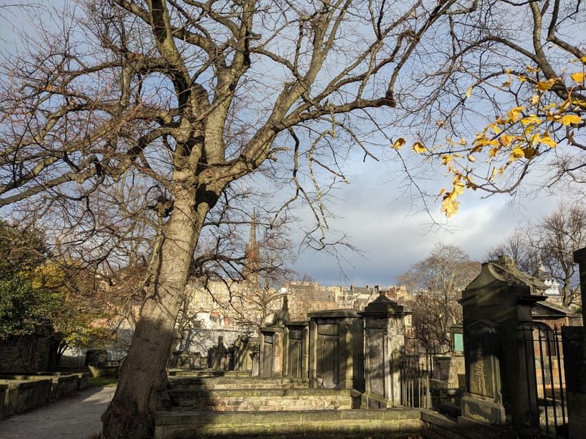 Magic and Legends in Edinburgh: walking tour in French - What’s Included and What’s Not