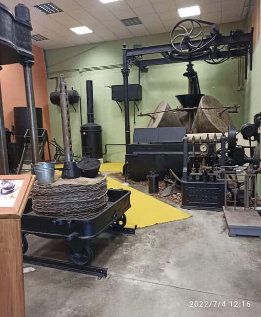 Málaga/Granada: Olive Oil & Rum Distillery Tour with Tasting - In-Depth Look at Each Stop