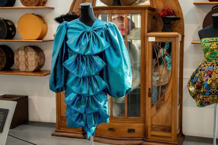 Malaga: Tuk-tuk tour with admission to the Automobile and Fashion Museum. - What to Expect from the Itinerary