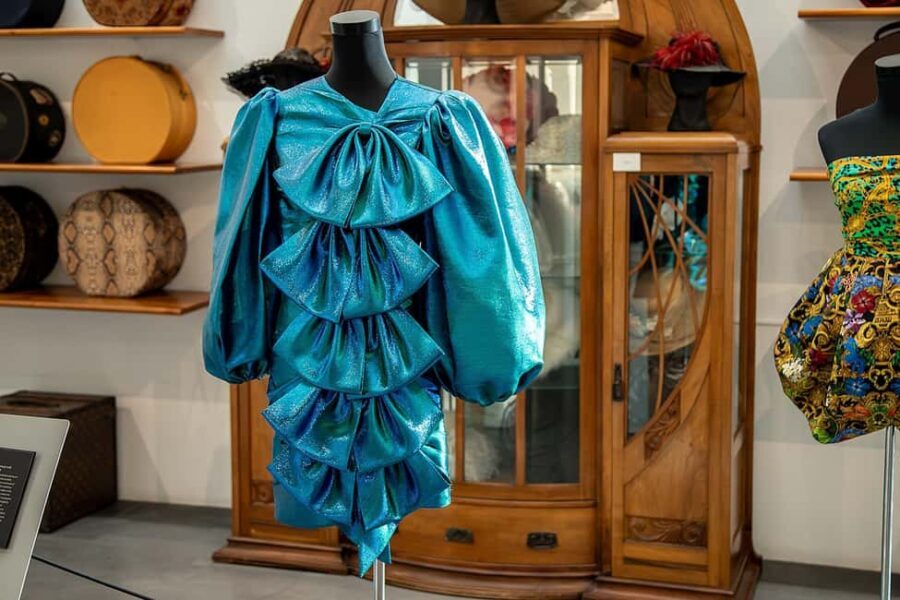 Malaga: Tuk-tuk tour with admission to the Automobile and Fashion Museum. - What to Expect from the Itinerary