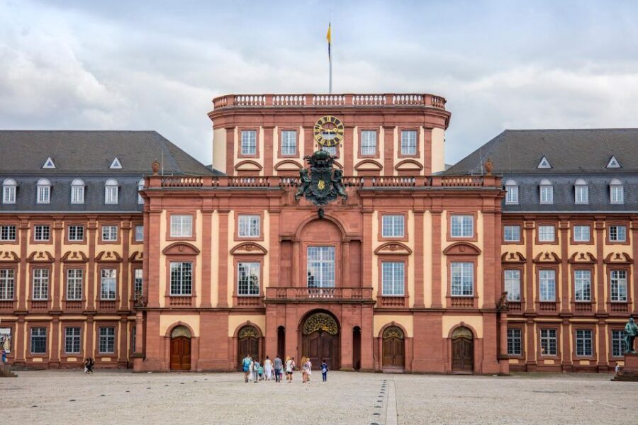Mannheim, guided costume tour: Hangmen, Witches, Huguenots - Who Should Consider This Tour?