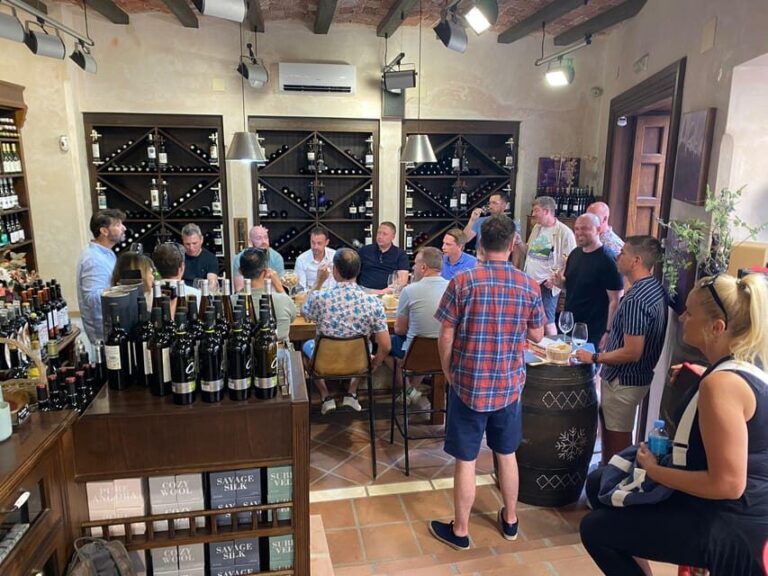 Marbella: Tour of the Old Town with Tapas & Wine - Detailed Breakdown of the Tour