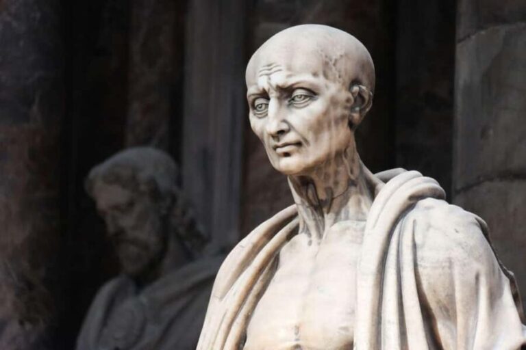 Milan: Duomo Ticket incl. Terrace by Lift & Audio Tour - Exploring the Duomo Inside